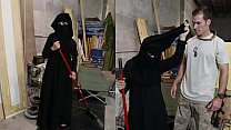 TOUR DE BOOTY - Mulher muçulmana varrendo o chão é notada por um soldado americano excitado