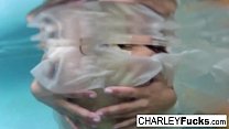 Charley Chase zeigt ihre tollen Titten