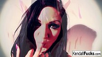 Kendall Karson faz uma provocação sexy com um toque de fetiche de estoque