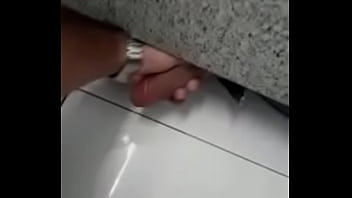 Masturbando al chico en el baño en Shopping Três Américas - Cuiabá, MT