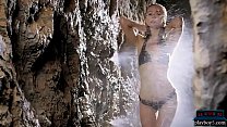 Adolescente pelirroja sexy en lencería da un striptease caliente