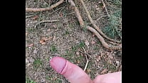masturbandosi nella foresta