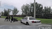 GAY PATROL - Il corridore della bici illegale ottiene il suo asino nero lavorato dai poliziotti