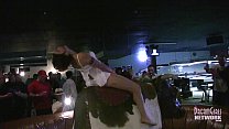 Горячие девушки в нижнем белье верхом на быке в местном баре