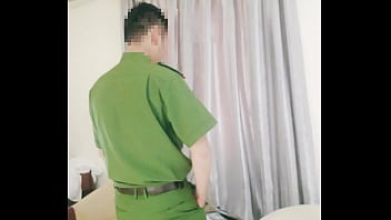 Un policier vietnamien lève la bite | | Voir aussi: http://bit.ly/GetMorexVideos-MrT