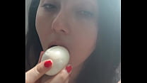 Mimi con un uovo sodo nella figa per divertirsi