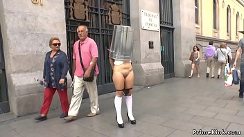 Schiavo spagnolo nudo disonorato in pubblico