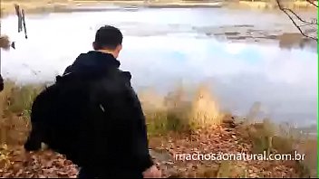 Un homme hétérosexuel russe enlevant ses vêtements pour se baigner dans un lac - MACHOSAONATURAL.COM.BR