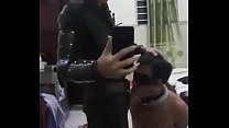 Un policier vietnamien donne un esclave pour sucer une bite (immobilisations) | Voir aussi: http://bit.ly/GetMorexVideos-MrT