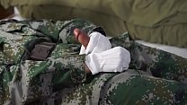 Китайский солдат мастурбирует