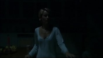 Rise of the Gargoyles: une fille sexy portant une chemise de nuit courte et étroite