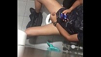 Hétero se masturbando em banheiro público