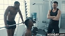 Zwei schwarze Schwule ficken einen Weißen im Fitnessstudio - schwuler Dreiersex