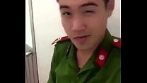Un policier vietnamien fait pipi dans les toilettes Voir aussi: http://bit.ly/GetMorexVideos-MrT
