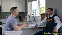 ラテン系のゲイの警官は彼のスニッチに彼のコックを吸ってファックさせます