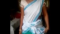 Cognata Desi che alza il sari e mostra la figa folta
