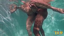 Nego Catra no se detiene después de que la escena caiga a la piscina y le folle el culo a Bianca Naldy en el agua - Capoeira Ator