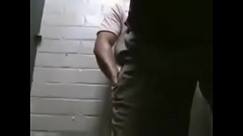 Gay - fodida rapida no banheiro