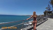 PISS PISS TRAVEL - Russisches Mädchen im Micro-Bikini pinkelt öffentlich auf Gran Canaria