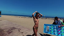 TRAVEL NUDE - Douche publique sur la plage avec la fille russe Sasha Bikeyeva Gran Canaria Maspalomas