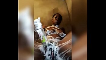 Gata da Nigéria se masturba com uma garrafa grande enquanto toma banho