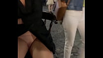 Esposa abre de piernas para mostrar el coño a los turistas