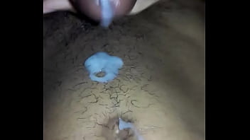 Magrinho jorrando esperma