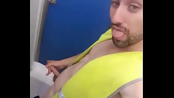 Guy masturbiert bei der Arbeit