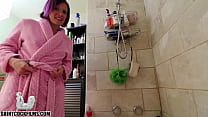La culpa del hijastro lleva a la madrastra al baño de esponja - Jane Cane