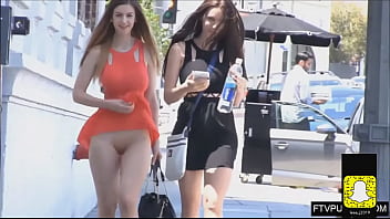 Due ragazze calde in pubblico