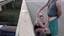 Verheirateter blonder saugender Freund auf Straßenbrücke