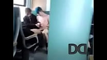 Garçon nu dans le train