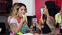 GIRLS GONE WILD - Die sexy Teenie Serena Skye stimuliert ihren Kitzler mit einem Vibrator