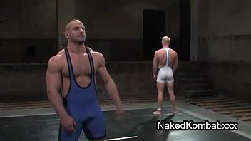 Muscle gays nus luttant sur des nattes