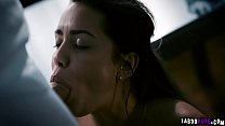 Alina Lopez acepta tener sexo con Dick y ella se deja comer el coño antes de ir a por una cabeza