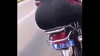 Incroyable gros cul Tonia attrapé sur une moto