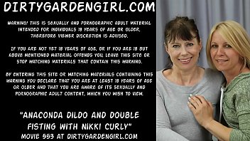 Nikki Curly (aka Sindy Rose) doppio fisting con Dirtygardengirl - due grandi buchi ano prolasso