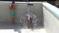 Два сводных брата начинают играть обнаженными с водой, которая наполняет их бассейн в Валенсии.