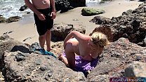 Une blonde voluptueuse prenant un bain de soleil nue sur la plage baise un mec - Erin Electra
