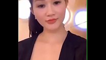 Belle fille vietnamienne livestream Uplive montrant des produits