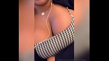 Kesha Ortega masturbándose en tren