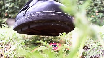 Ein außergewöhnliches Video von Crushing sieht zu, wie meine Füße ein kleines Spielzeugauto zerstören