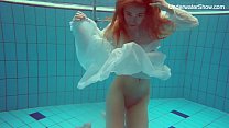 Diana Zelenkina calda russa sott'acqua