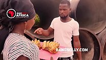 Eine Frau, die Bananen verkauft, wurde von einem Käufer gefickt, während sie ihm beibrachte, wie man Bananen isst