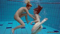 Dos lesbianas calientes en la piscina