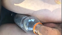 Pissing caldo in una bottiglia in macchina