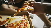 Preciosa modelo rumana comiendo pizza y Nutella desnuda