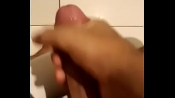 Hétéro jeune mec taper une bite dans la salle de bain