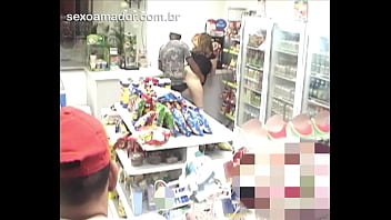 Камера видеонаблюдения в круглосуточном магазине арестовала мужчину, трахающего шаловливую брюнетку