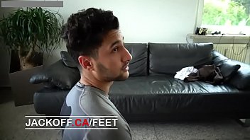 Due ragazzi arabi umiliano uno schiavo del piede